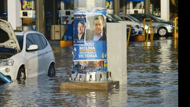 CRUEL EN EL CARTEL. Afiches de campaña, en un sector inundado del K50..