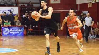 ATAQUE. Baquero escapa de Garín; Juani fue uno de los goleadores derquinos con 26 puntos..