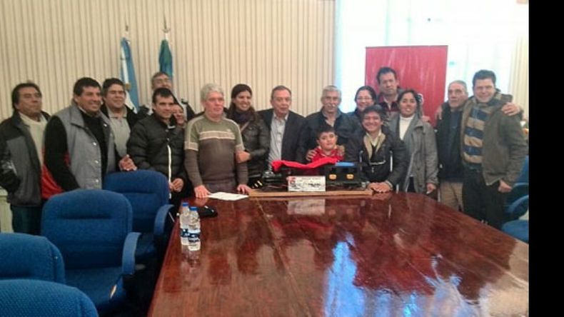 PRIMER TREN. Los vecinos le entregaron una réplica a Zúccaro..
