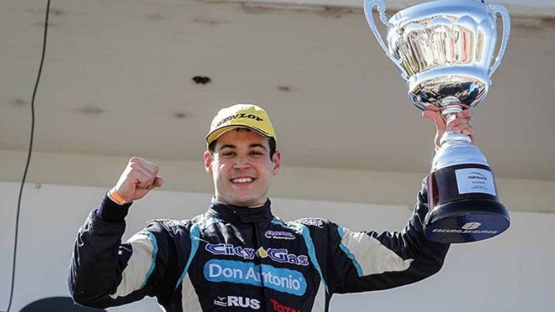 Diego Azar: “Se tocan delante mío y quedo en el primer lugar. De tapón quedó Gabriel Ponce de León, que estaba haciendo una carrera lenta y eso hizo que pueda escaparme en la punta.”.