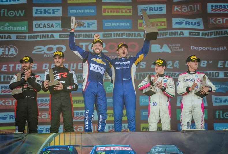 PODIO. López-Rossi custodian a los ganadores Canapino-Fineschi. Moscardini-Leo Pernía fueron 3º.