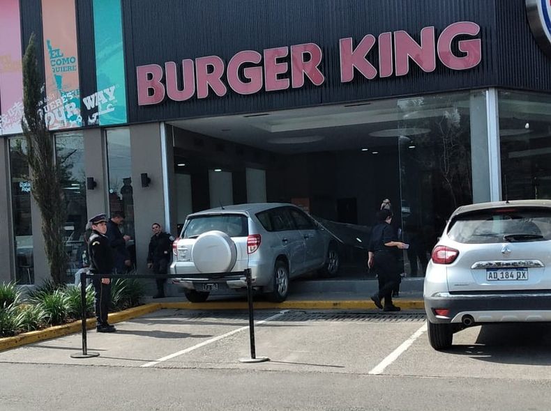 La camioneta destroz&oacute; una de las paredes de vidrio del Burger King de Paseo Champagnat.