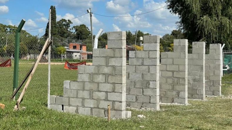 OBRA. Abrojal comenzó la construcción de la futura tribuna..