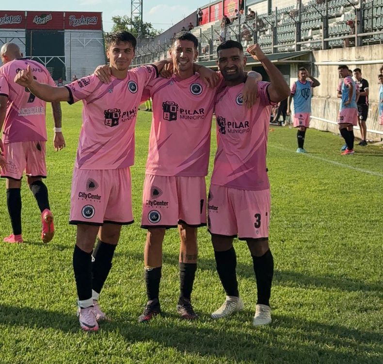 TARDE SOÑADA. Crocco acaba de marcar el 2-0 y lo festeja con Martin y Monge.