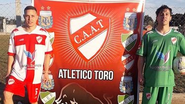 PILCHA. La nueva camiseta que Atlético Toro usará en el próximo torneo..