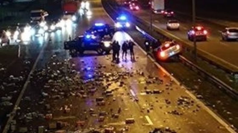 Las botellas de cerveza quedaron diseminadas por la autopista. Foto: Cintia Noelia Ortíz. .