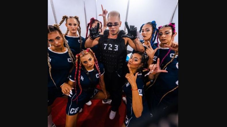 Con las bailarinas, antes de comenzar el show..