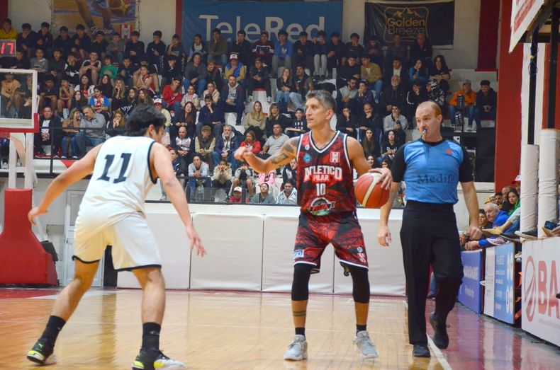 Jonatan Treise volvió a jugar para Atlético después de 20 años en la elite del básquet argentino.&nbsp;