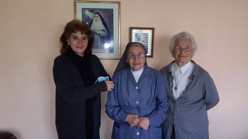 Alejandra Filotti (exalumna y actual directora general) junto a las Hermanas Pilar y Licinia..