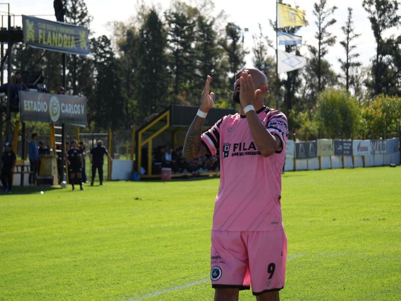 AL CIELO. Riquelme le dedica el gol a su papá “que siempre me guía”.