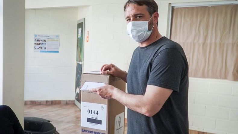 CON PROTOCOLOS. Laurent votó en el Colegio Atlético Pilar. .