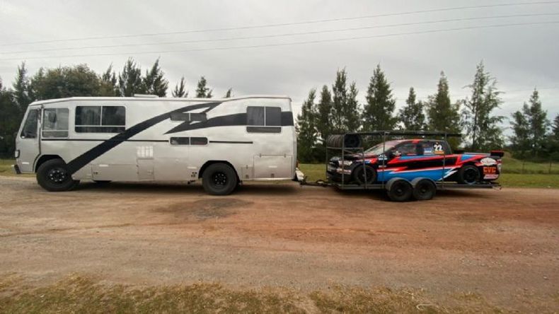 El motorhome y la Ranger del Oyhanart Competición rumbo a La Plata..