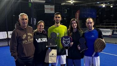 Nicolás De Marco (centro) con su familia y su compañero Leo Videla (izquierda).