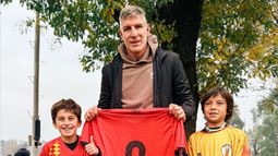 Martín Palermo y su remera de Cataluña en Pilar. Martín Palermo y su remera de Cataluña en Pilar.
