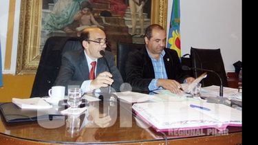 El opositor Osvaldo Pugliese (izq.) debutó como presidente del Concejo..