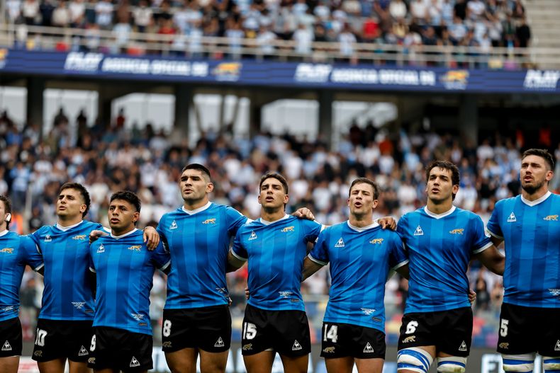 Los Pumas con la remera Azul evocando al fútbol en el Mundial 86 .