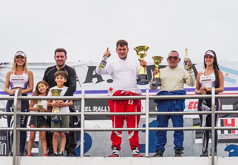 FELICIDAD. Rodrigo Figueredo festeja con sus hijos en 2&ordm; puesto en la TC1600.