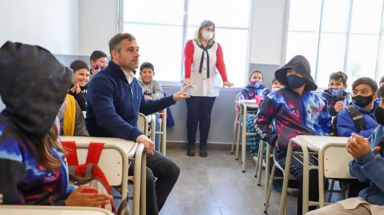 CON LOS CHICOS. Achával recorrió la escuela para conversar con alumnos y docentes. .