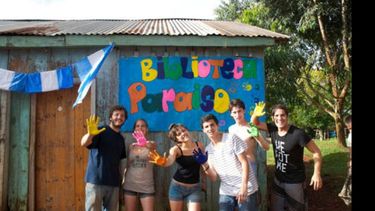 Voluntarios en la entrada a la biblioteca que levantaron en Misiones..