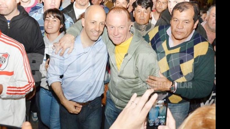 VUELTA OLÍMPICA EN LA PLAZA. Con la victoria consumada, el intendente electo recibe el afecto de sus seguidores..