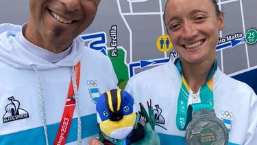 EQUIPO. Hugo Bressani con Florencia Borelli, tras lograr la medalla de plata en Chile.