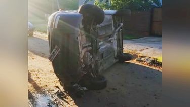 El vuelco se produjo sobre la calle San Ignacio, en el barrio Pellegrini.&nbsp;