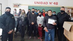 ENTREGA. Detenidos y voluntarios que participan en la fabricación de barbijos..