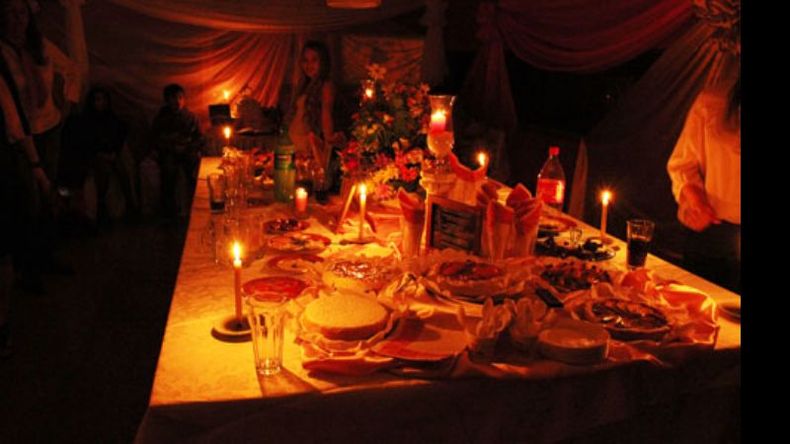 En un salón del centro de Del Viso, se llevaba a cabo una fiesta bajo la luz de las velas..