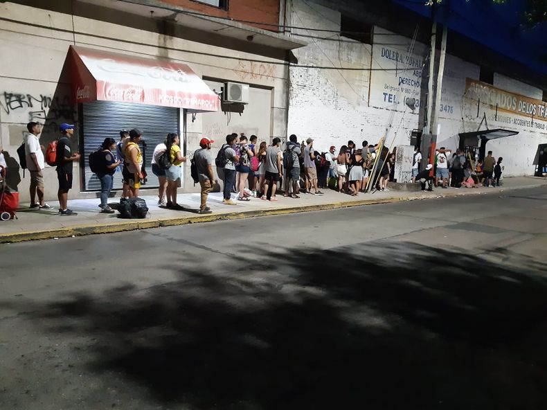 FILA. Gran cantidad de pasajeros esperaban este viernes en la parada del Club Peñarol.