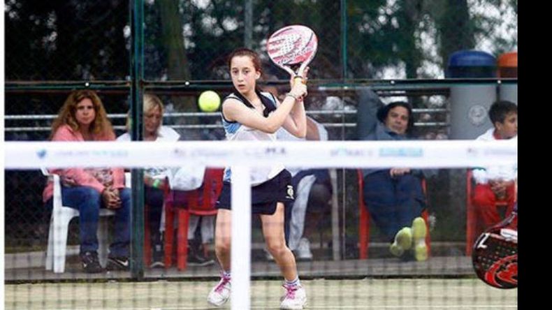 Sofía Molle, abanderada en el colegio y campeona en la cancha..