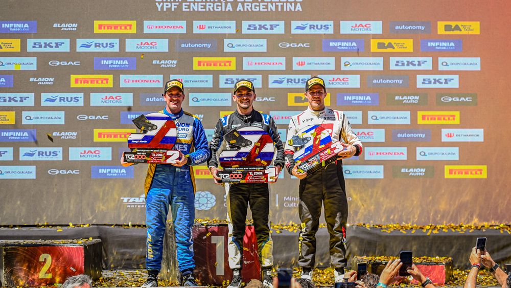 BUENA COSECHA. Rossi en el podio de San Juan junto a Vivian y Carabajal.