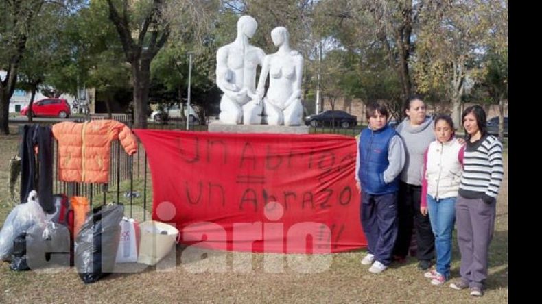 Los voluntarios ayer en la plaza de Villa Morra, recibiendo donaciones. Piden ropa para niños..