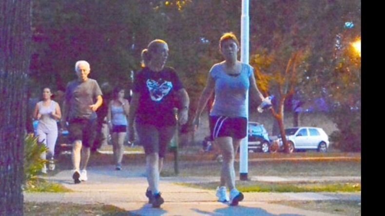 Corredores nocturnos. Con las altas temperaturas, la plaza se llena desde las 20..