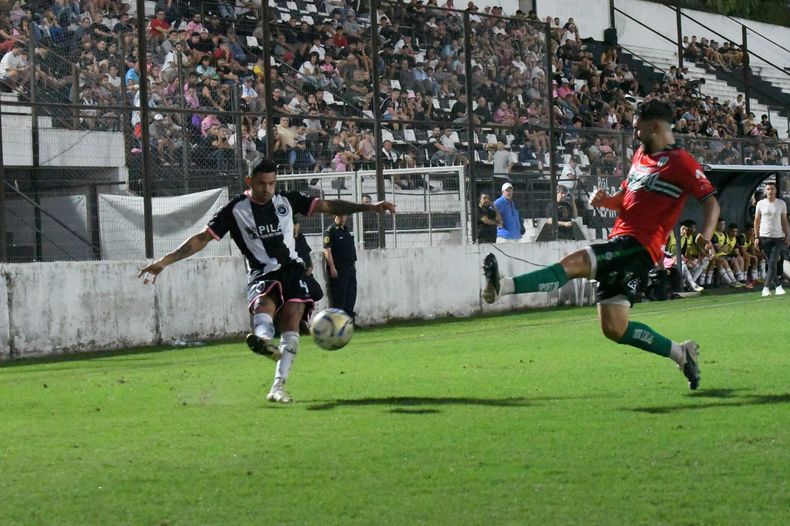 DESBORDE. Darío Leguiza se esfuerza para meter el centro ante el cierre de un rival.