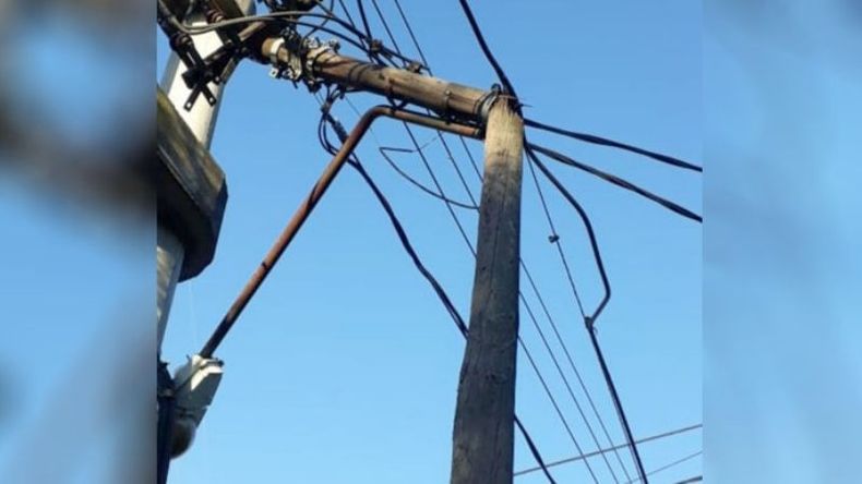 Tres reclamos y nada! Hay una escuela enfrente! Agradecemos difusión. A punto de caer. Puede matar a un peatón, a un niño! Sara Maqueda y Berutti, Del Viso. Hugo Ignacio Trusso / @NachoTrusso. .