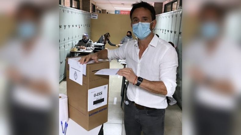 GANADOR DE LA INTERNA. Neuspiller emitiendo su voto. .