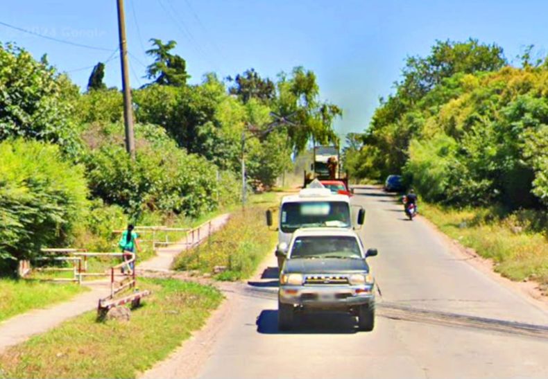 El accidente se produjo a la altura del paso a nivel de la calle Arturo Frondizi.&nbsp;