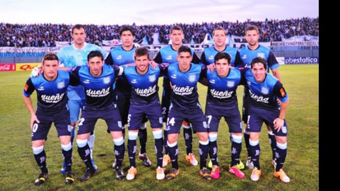 El Gato Díaz (abajo 3º desde der.) en el primer equipo de Racing, que ganó en San Luis..