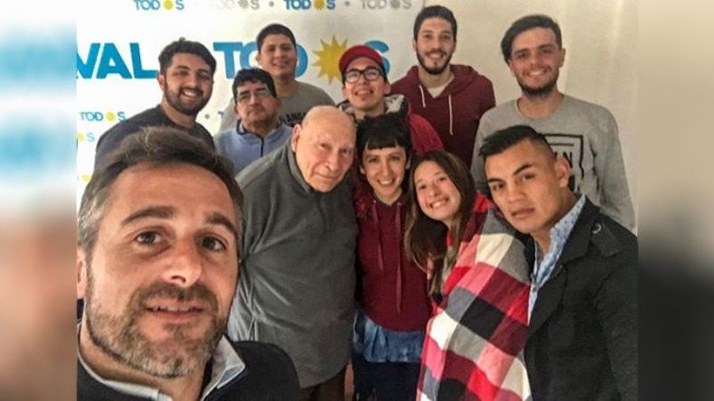 SELFIE 2. Achával junto a artistas, deportistas y sus precandidatos tras el almuerzo. .