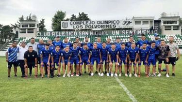 DE LOCAL. El equipo de Deportivo Metalúrgico en la cancha de San Miguel. (Foto Mario Cacerez).