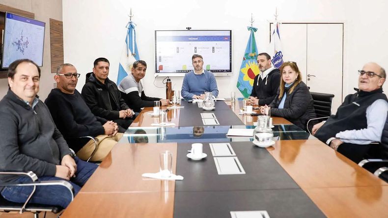 ACUERDO. Federico Achával y Santiago Laurent, con los sindicatos municipales.