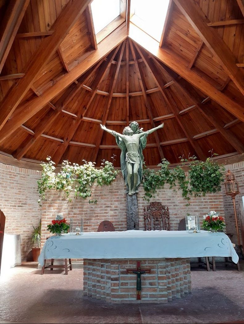 El altar de la Capilla Santa Teresita, en Manuel Alberti. 