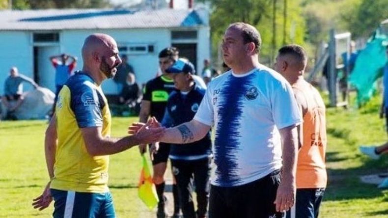 El Colo González saluda al goleador del equipo, Pablo Procopio..