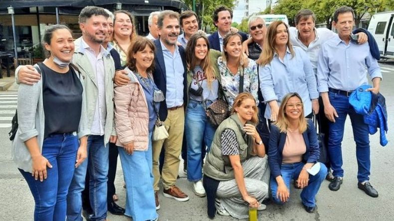 “YO TE BANCO”. Cáceres junto a sus pares diputados, este mediodía en Dolores. .