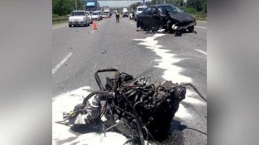 IMPACTO. El motor sobre la ruta y a unos metros, el auto chocado. .