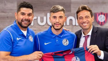 Iván Leguizamón junto al presidente Marcelo Moretti y Néstor Ortigoza.