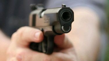 ingresaron a una casa y quemaron al dueno con una plancha
