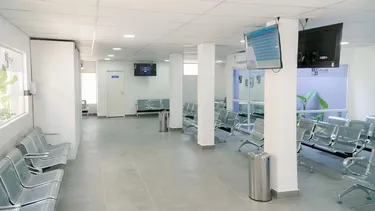 REFORMAS EN LA SALA DE ESPERA Y ADMISIÓN. Esa parte de la obra ya fue finalizada.