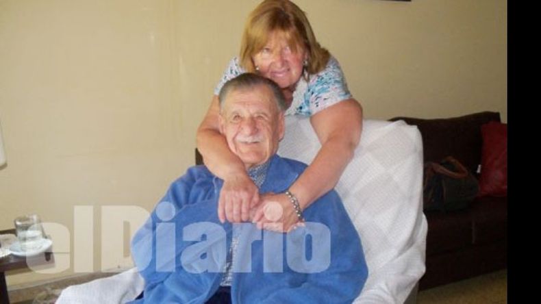 Martín Vicente, junto a su hija, en el sillón donde le gusta ver programas de folclore..