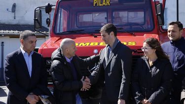 UNIMOG. Ducoté y bomberos recibieron ayer la donación. .